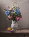 Henri Peyre & Catherine Auguste - Bouquet avec fleur d&lsquo;ail et hortensia dans un vase en céramique blanche et pêche