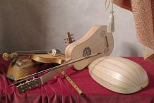 Henri Peyre & Catherine Auguste - Mandoline, violon, luth et guitare sur une nappe cramoisie