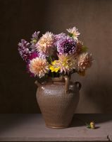 Henri Peyre & Catherine Auguste - Vase de fleurs en grès de Beauvais avec bouquet de dalhias et deux fleurs tombées sur une table en pierre